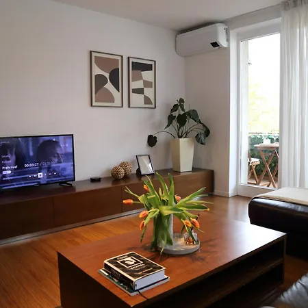 Apartment Centre Jakubovo, 5min Walk To Nivy Station, 12min Drive From Airport *