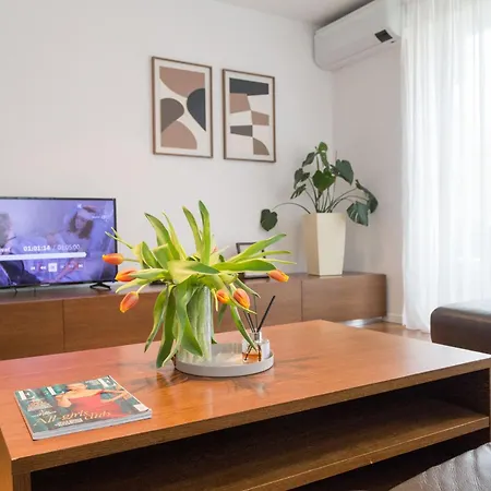 Apartment Centre Jakubovo, 5min Walk To Nivy Station, 12min Drive From Airport *