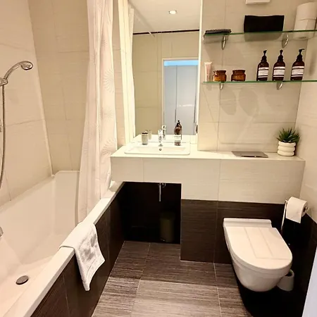 Centre Jakubovo, 5min Walk To Nivy Station, 12min Drive From Airport דירה